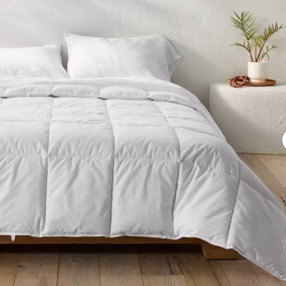 Casaluna Down alternative comforter white new